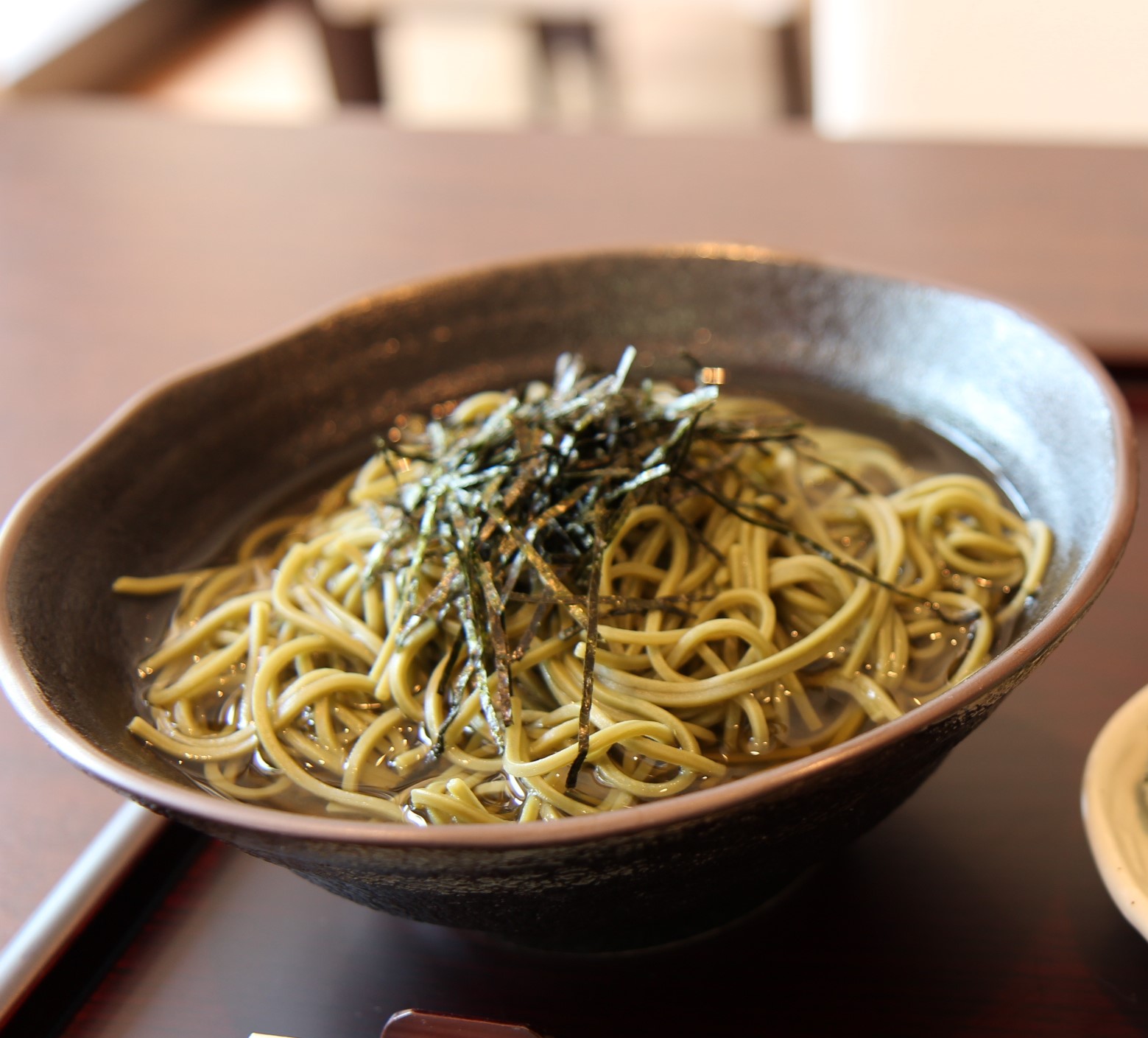 玉露の香りと出汁の旨みが広がる温かいそば